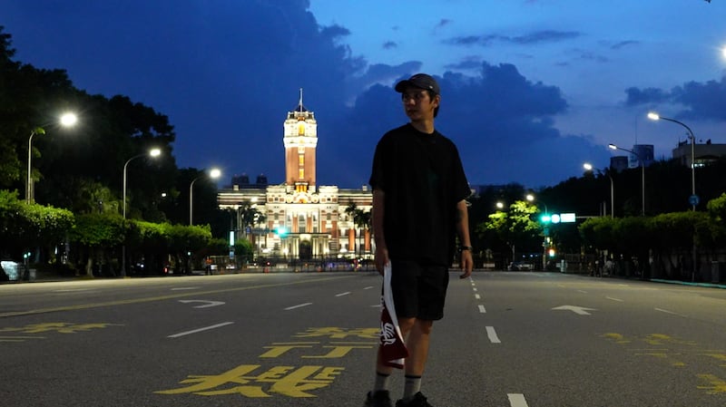 《零日攻击》剧组以台湾总统府为背景,拍摄战争前夕的抗争活动,冲突风云诡谲。(陈建飞摄影)