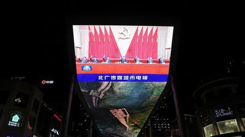 北京街头的一幅大屏幕显示2021年11月11日闭幕的中共十九届六中全会。该会议通过了第三份历史决议。(路透社图片)