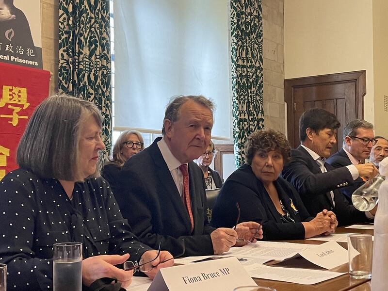 英国上议员奥尔顿（David Alton）表示，他会向英国政府施压，促请政府保护在英中、港学生的安全，让他们可以自由表达意见，而毋须隐姓埋名。。 （文在山摄）