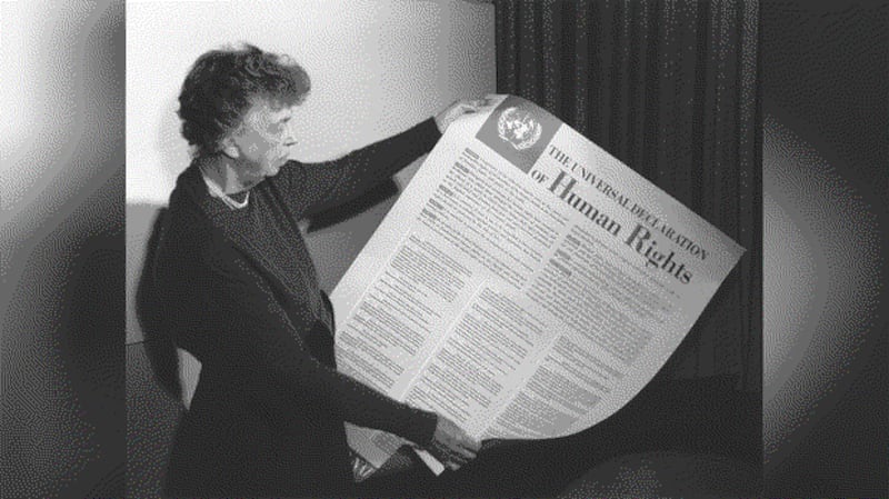 75年前的1948年12月10日，联合国大会通过了《世界人权宣言》。图为1949年11月，美国罗斯福总统夫人手持一张《世界人权宣言》。（FDR Presidential Library & Museum）