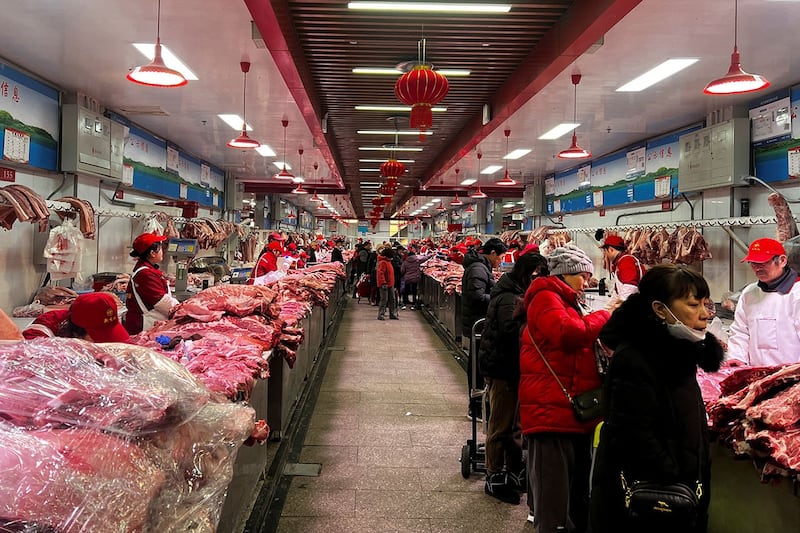 图为2024年2月2日,北京新发地农产品批发市场猪肉销售。中国在春节前发布最新的经济数据,居民消费价格指数(CPI)和工业生产者出厂价格指数(PPI)同比均下跌,是连续4个月出现通缩,更有加剧的状况。以类别看,食品价格同比跌幅比非食品价格大,猪肉和菜价同比下跌达到双位数。(路透社)