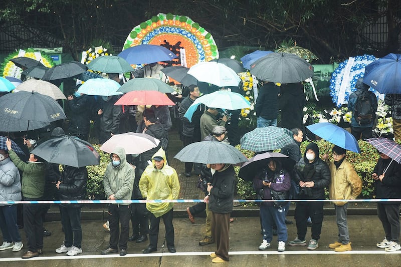 2024年2月28日,浙江省杭州市,娃哈哈创始人宗庆后去世后,市民冒雨在娃哈哈生产工厂外悼念。(法新社)