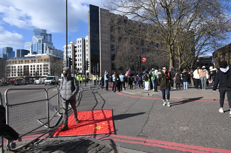 有人將中國國旗貼在地上,讓其他人在旗上走過。