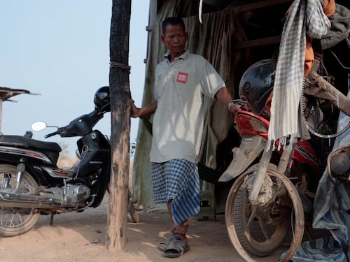 សង្គមស៊ីវិលនិងសមាគមអ្នកសារព័ត៌មានស្នើឱ្យរដ្ឋាភិបាលដោះលែងសកម្មជនព្រៃឈើលោក អ៊ុក ម៉ៅ