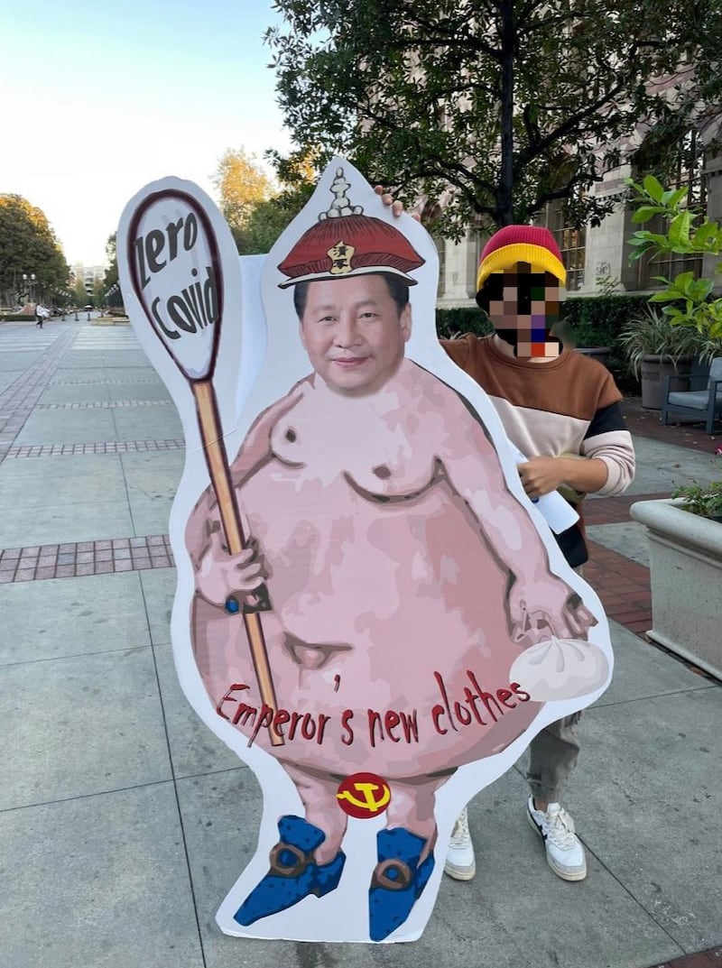 南加州大学校园内的讽刺习近平画像。(受访者提供;应当事人要求,面部特征已进行模糊化处理)