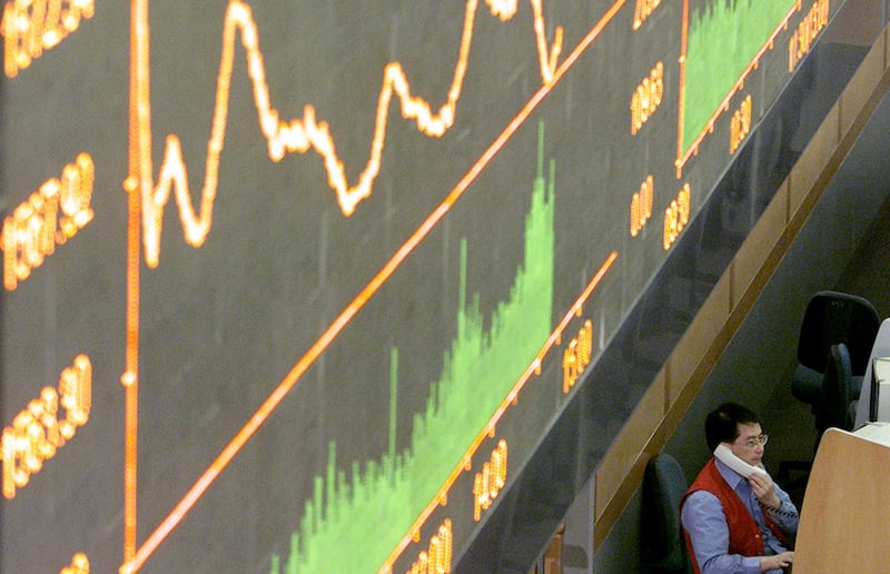 在中国政府大力救市措施之下,资本市场持续疲软。(路透社图片)