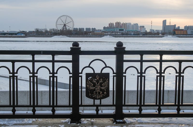 图为隔江相望的中俄边境城市。中国海关数据显示,中俄贸易额在2023年达到创纪录的2401亿美元,同比增长26.3%。(路透社图片)