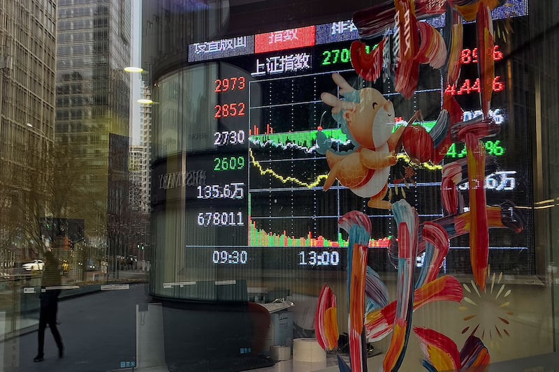 2024年2月5日,北京一家证券经纪公司外的电子板上显示的上海股票交易指数。中国股市在政府祭出多项刺激政策以及"国家队"出手救市后,本周二有所反弹。(美联社)