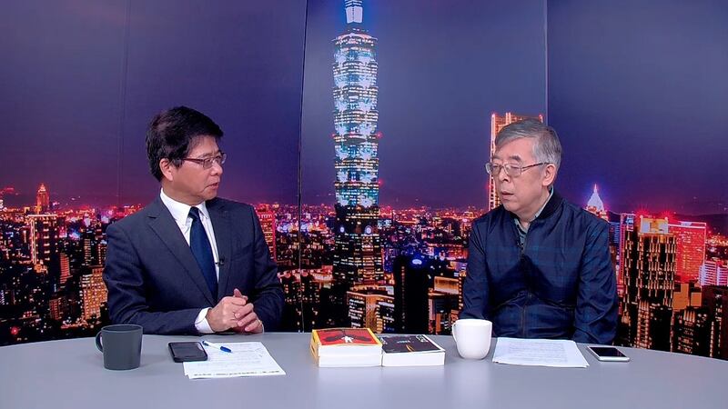 《亚洲很想聊》主持人戴忠仁(左)、前中国政法大学助理研究员吴仁华(右)(节目截图)