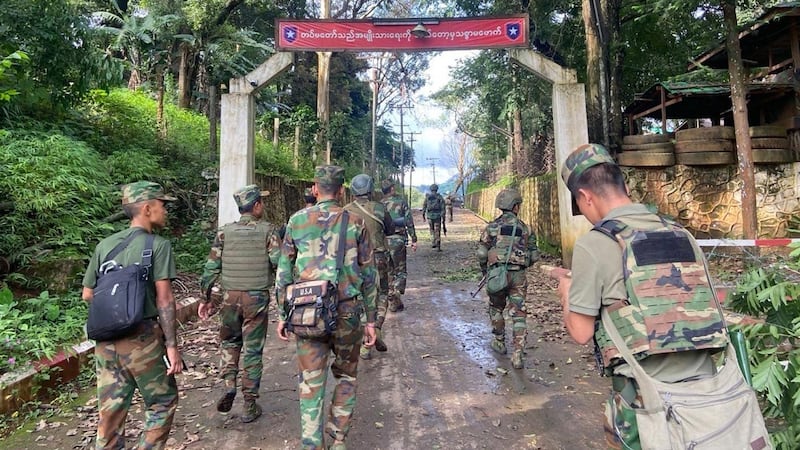 တအာင်းအမျိုးသား လွတ်မြောက်ရေးတပ်မတော် (TNLA)၊ ပြည်သူကာကွယ်ရေးတပ်မတော်-မန္တလေး (MDY-PDF) အပါအဝင် တော်လှန်ရေးပူးပေါင်းတပ်ဖွဲ့ဝင်များအား ၂၀၂၄ ခုနှစ်၊ ဇူလိုင်လ ၂၇ ရက်နေ့က မိုးကုတ်မြို့ စစ်ကောင်စီတပ်ခန်းသိမ်းဆည်းအပြီး တွေ့ရစဉ်။ (ဓာတ်ပုံ - မိုးကုတ်ဗျူဟာ)