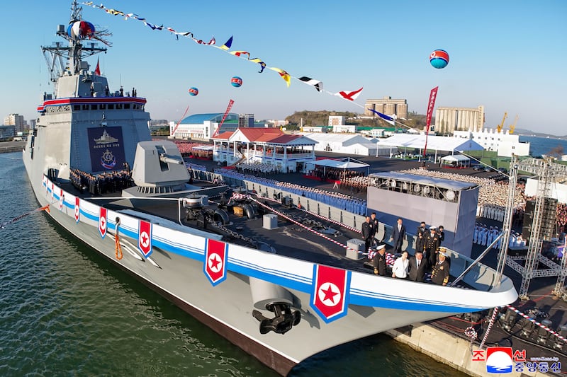 북한,  5,000t급 신형구축함 '최현호' 진수식 개최