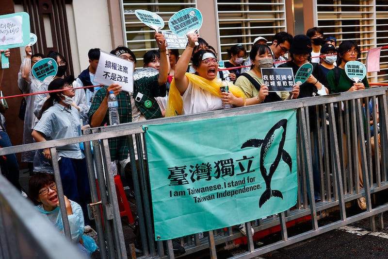 2024年5月24日,台湾民众聚集在台北立法院外表达自己政治意愿。(路透社)