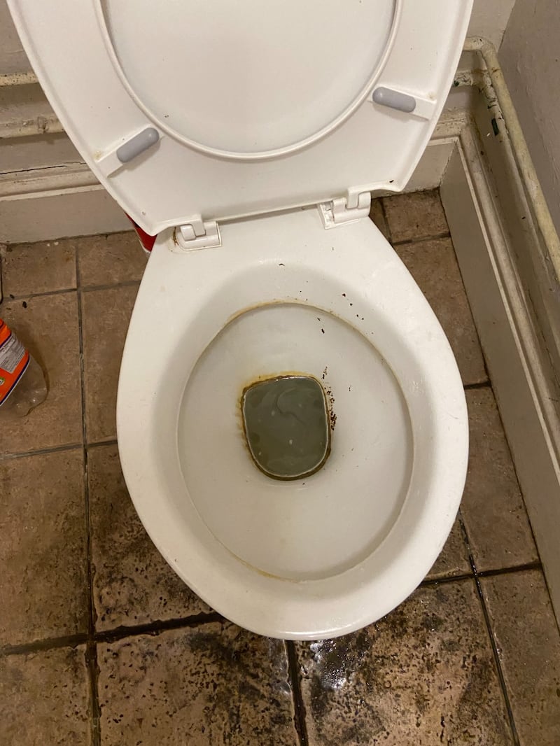 軍營內的廁所衛生情況惡劣。(受訪者提供)