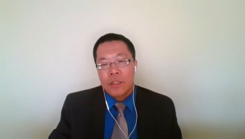在听证会上作证的旅美中国人权律师滕彪。(USCIRF视频会议截图)