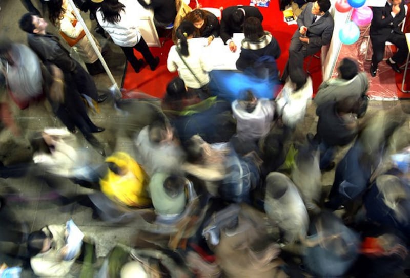 中国官方预报2023年的经济增长目标为5%至6%。但一些专家则预计，中国2023年GDP增长可能为0至2.5%。图为求职者参加在北京举办的一场招聘会。（路透社图片）