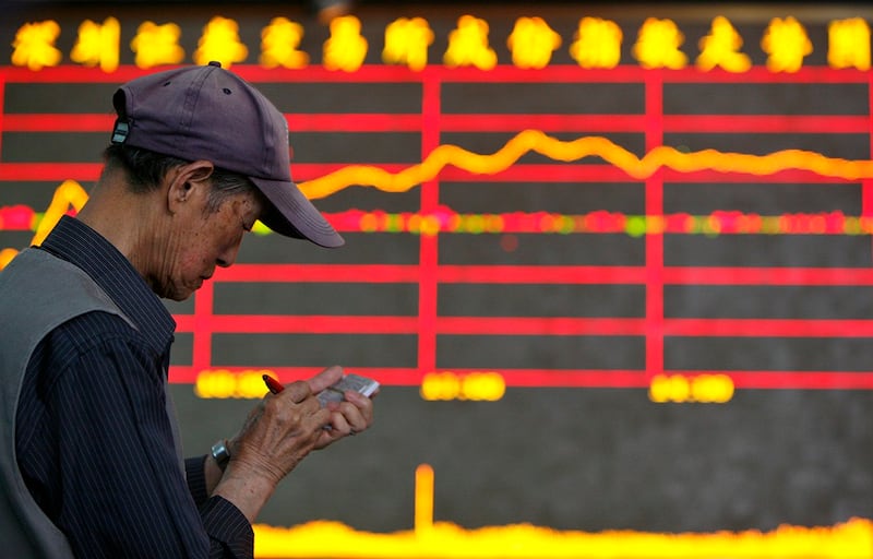 图为股民站在深圳成指信息板前;中国面临人口老龄化、政府债务、房地产金融危机等问题,股市再次大跌。 (路透社图片)