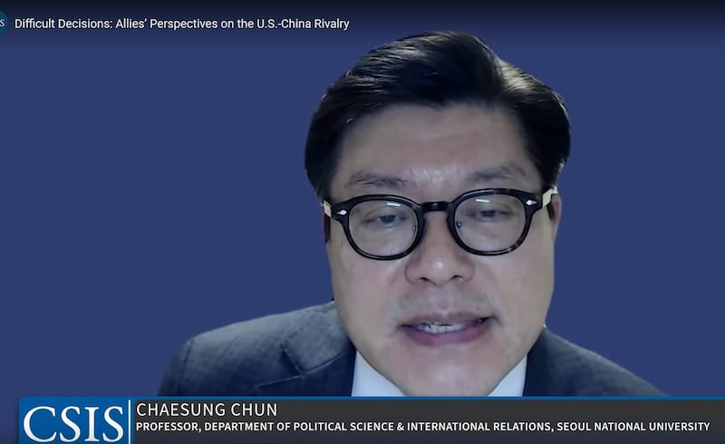 首尔国立大学政治与国际关系学系教授全载胜(Chun Chaesung)在研讨会上指出,随着中国带来的区域威胁越来越大,韩国作为美国的盟友,近年来两国讨论的首要问题已从朝鲜转为中国。(视频截图/战略与国际问题研究中心官网)