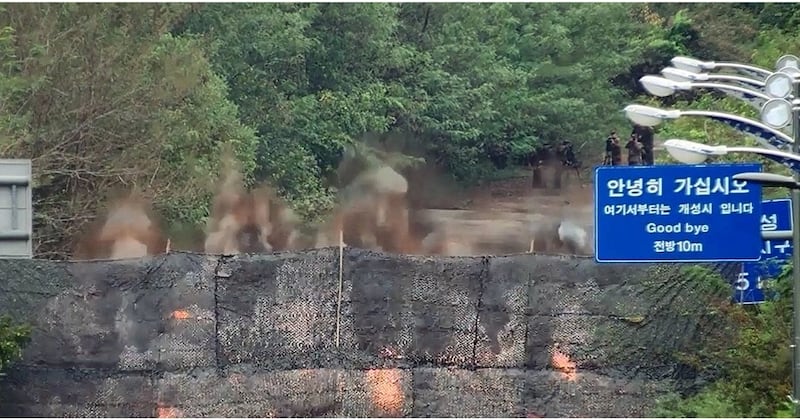 (사진3)경의선도로폭파장면_연합.jpg