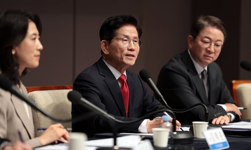 국민의힘 김문수 대선 후보가 8일 서울 중구 한국프레스센터에서 열린 관훈클럽 토론회에서 패널의 질문에 답하고 있다.