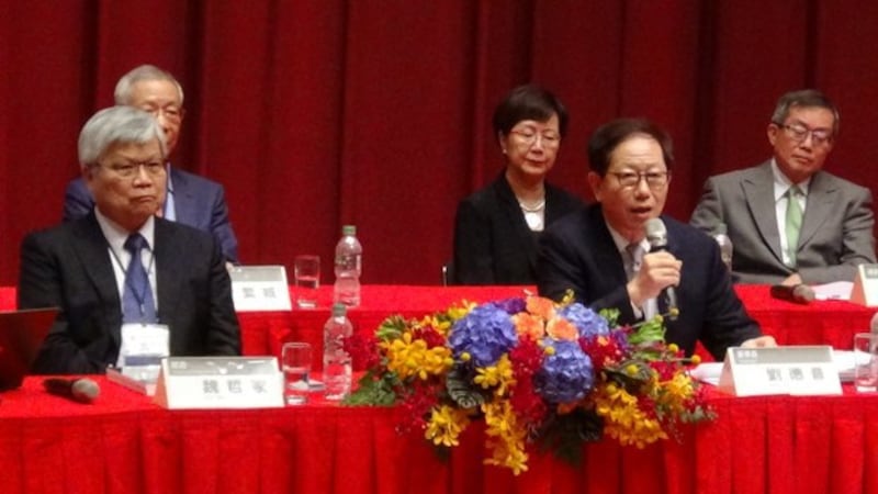 台积电董事长刘德音(右)曾反驳赴美设厂传闻。(资料照)