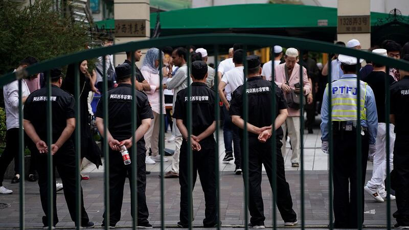 斋月期间,新疆各地官员除了要求穆斯林进食,还以其他方式要求少数民族放弃本民族习俗。(路透社资料图片)