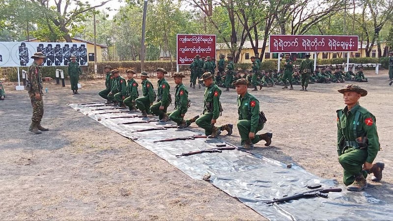 ဧရာဝတီတိုင်း၊ ပုသိမ်ရှိ တပ်မတော်တန်းမြင့်လေ့ကျင့်ရေးကျောင်း တတက(၅) လေ့ကျင့်နေကြသည့် စစ်မှုထမ်းရန် ရွေးချယ်ခံထားရသူများအား ၂ဝ၂၄ ခုနှစ် ဧပြီလ ၁၉ ရက်နေ့က တွေ့ရစဉ်။ (Photo: Pyithisit/Telegram)