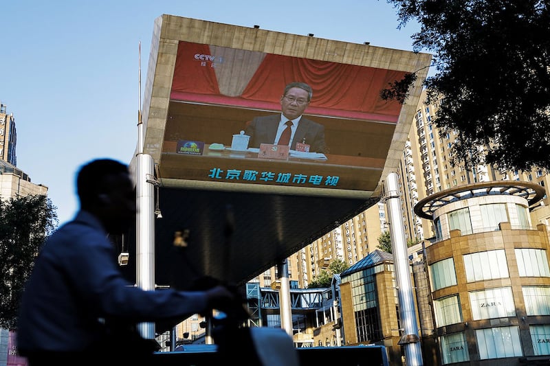 2024年7月18日，北京街头的大屏幕播出中共第二十届三中全会的相关新闻。(路透社)