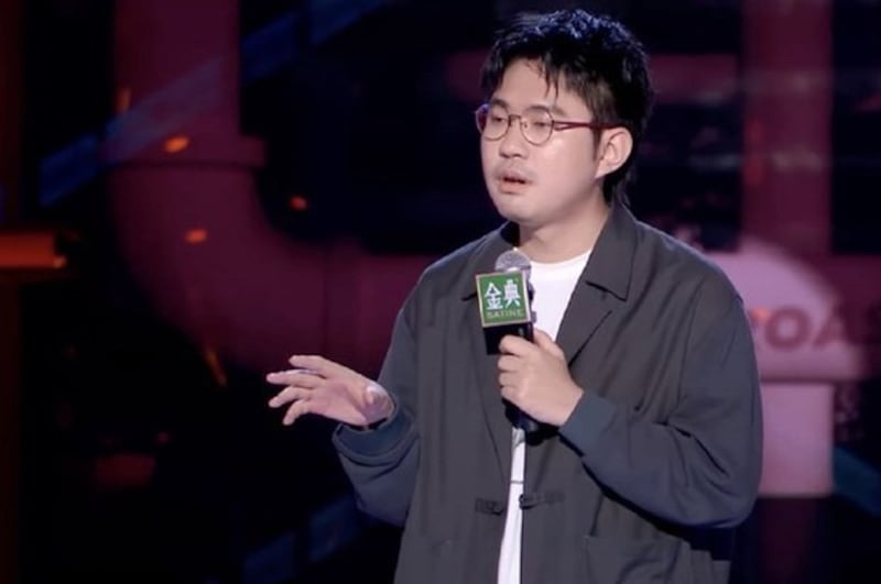 中国知名脱口秀艺人李昊石在去年五月演出时,以"作风优良,能打胜仗"形容自己领养的野狗追赶松鼠,但被网民举报。(微博截图)