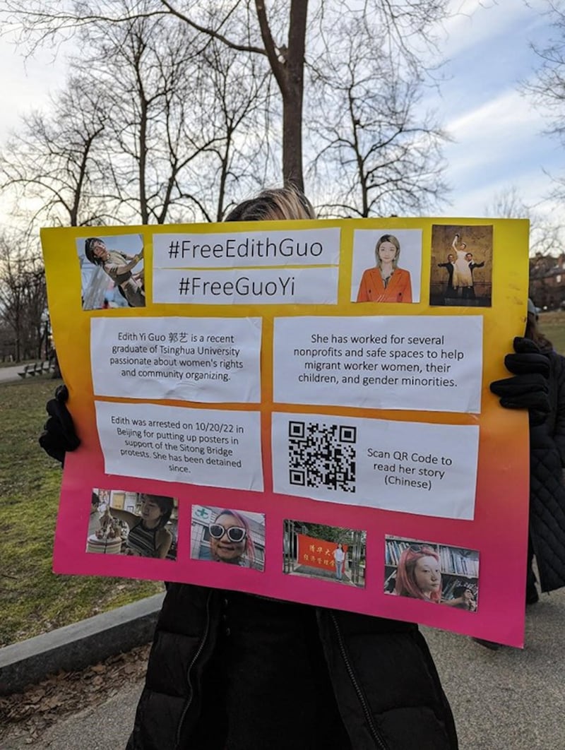 参与集会人士高举标语(记者陈品洁摄)