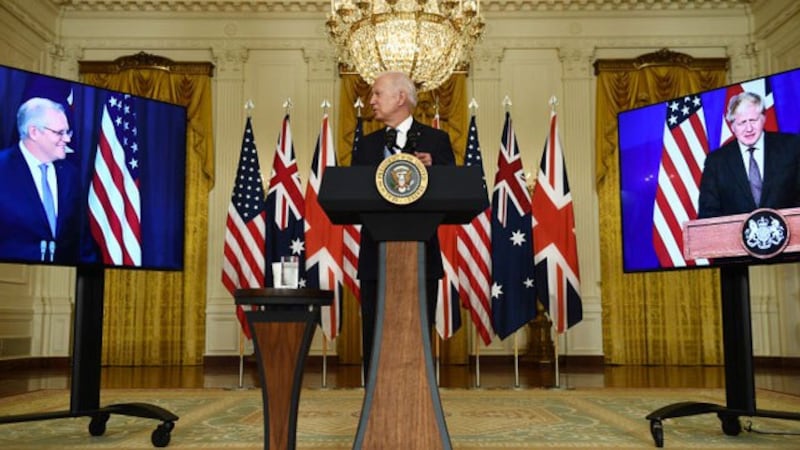 美国、英国和澳大利亚组成“澳英美三方安全伙伴”AUKUS(奥库斯),开展防务和高科技合作,帮助澳大利亚发展核潜艇。(法新社)