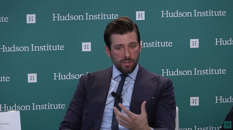 华盛顿智库保卫民主基金会（Foundation for Defense of Democracies）中国问题高级研究员克雷格·辛格尔顿（Craig Singleton）则在会上谈到，美中关系在“拜习会”后有“低荡”（Détente）的趋势。（视频截图/哈德逊研究所官网）