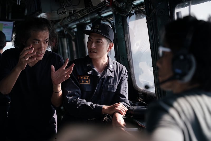 台湾军方拍摄军事场景,导演罗景壬(左)希望透过这部战争剧集让世界看见台湾有抵抗的决心。(罗景壬提供)