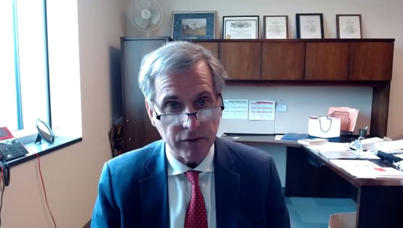 美国国务院负责民主、人权和劳工事务的副助理国务卿斯科特·巴斯比(Scott Busby)。(USCIRF视频会议截图)