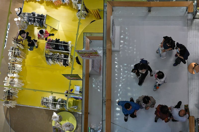 2024年5月26日,购物者在北京一家商场内选购时装。中共中央政治局6月27日开会决定举行二十届三中全会,而外界则认为该会议将主要关注经济问题。(美联社图片)