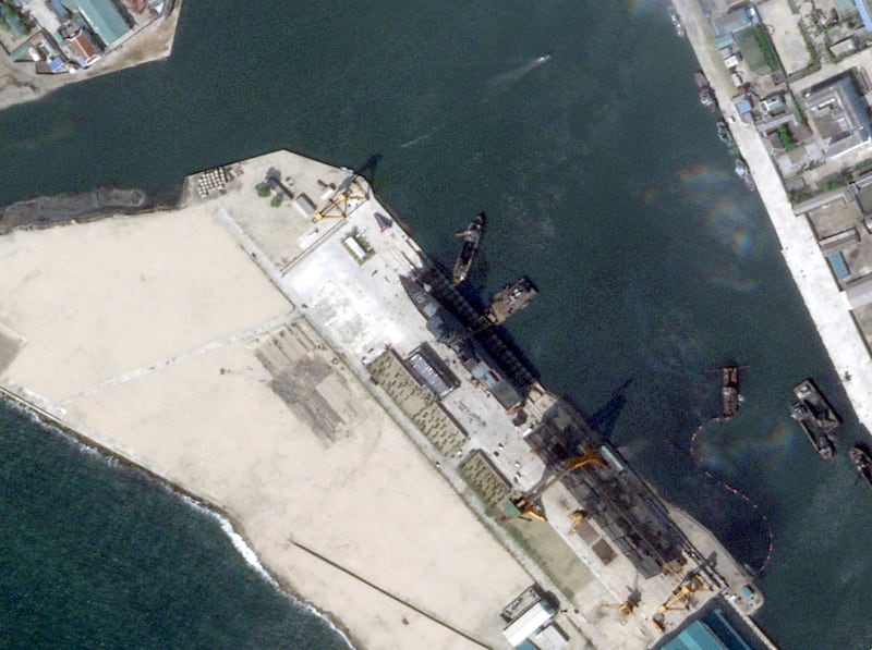 2025년 5월 23일, 북한 청진항에서 진수식을 앞둔 신형 군함이 포착됐다.