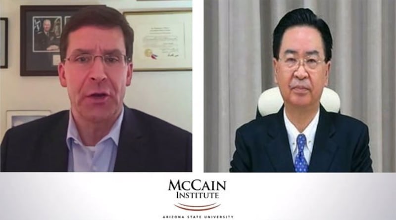 2022年2月22日,台湾外交部长吴钊燮(右)与美前任国防部长埃斯珀(左)进行视频对话。(视频截图)