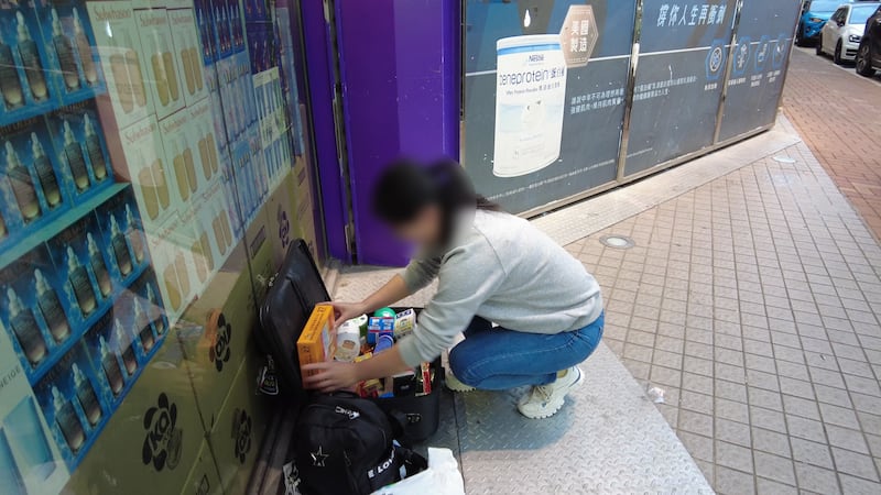 大型連鎖藥店門外，不時見到有篋客收拾行李。（衛斯攝）