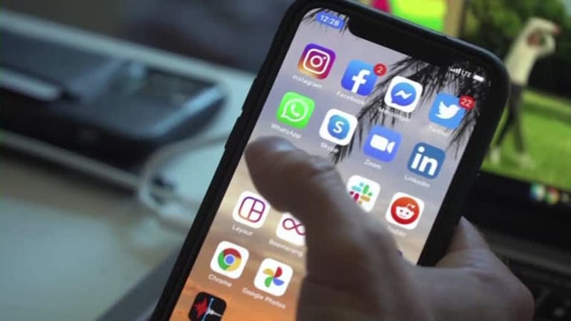 中国正在逐一排查推特大V的百万粉丝。图为一台正在使用的手机。(路透社视频截图)