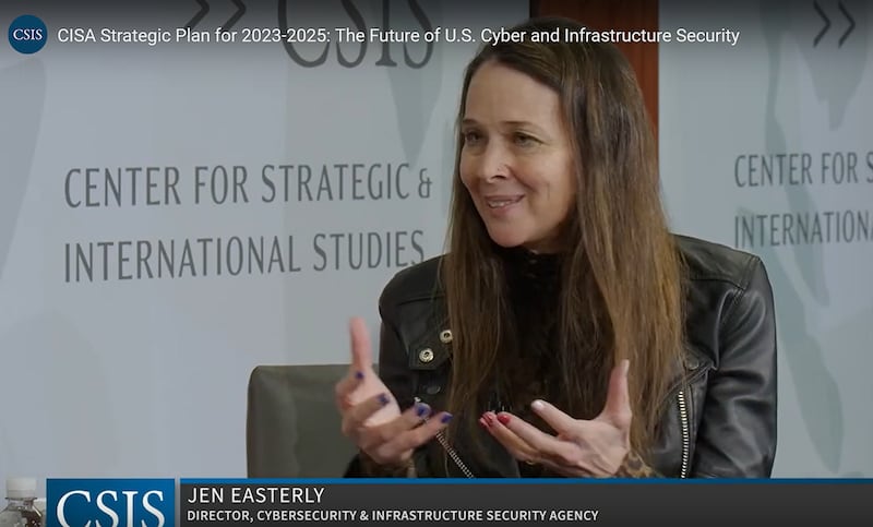 美国网络安全暨基础设施安全局主任伊斯特利（Jen Easterly）在研讨会上发出警告：“美国的对手国家会运用假讯息来打击民众对于选举的自信，以及选举的公正性，同时还会为候选人带来可能的暴力攻击。”（视频截图/CSIS）