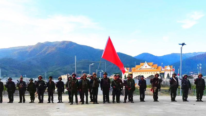 ကိုးကန့်တပ်ဖွဲ့ (MNDAA) က မုံးကိုးနယ်စပ်ဂိတ်အား ၂၀၂၃ ခုနှစ် နိုဝင်ဘာ ၇ ရက်နေ့က ပြန်လည်သိမ်းယူခဲ့သည်ကို ထုတ်ပြန်ထားစဉ်။ (Photo : The Kokang)