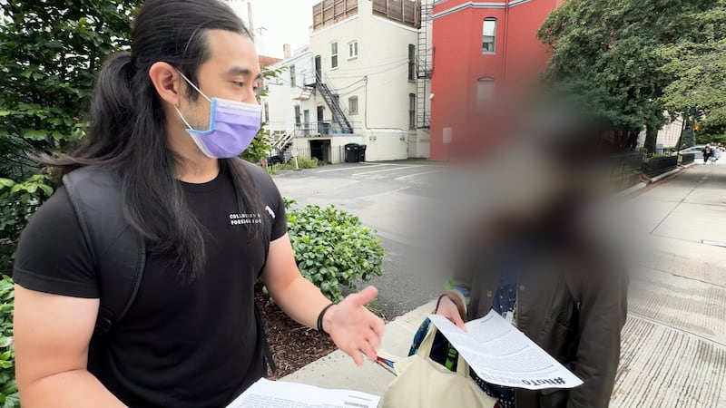 台灣途人指大家都有密切關注香港事態,並對義工表示支持。(江穎攝)