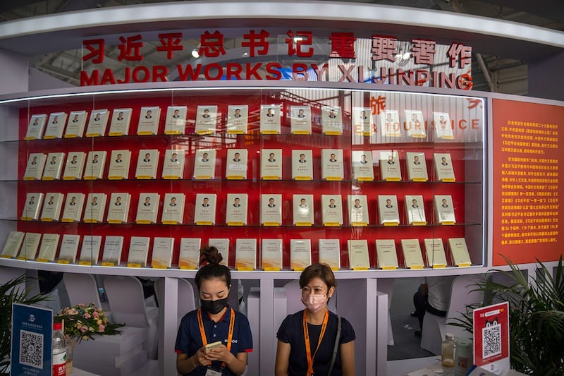 2022年9月3日,北京举行的服贸会 (CIFTIS) 上展示的习近平书籍。(美联社)