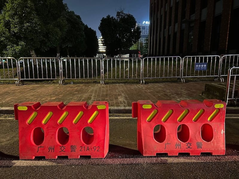 2023年9月22日,当局早在案件开庭前已在广州市中级法院周围以水马架起两道防线。("雪饼关注组"专页)