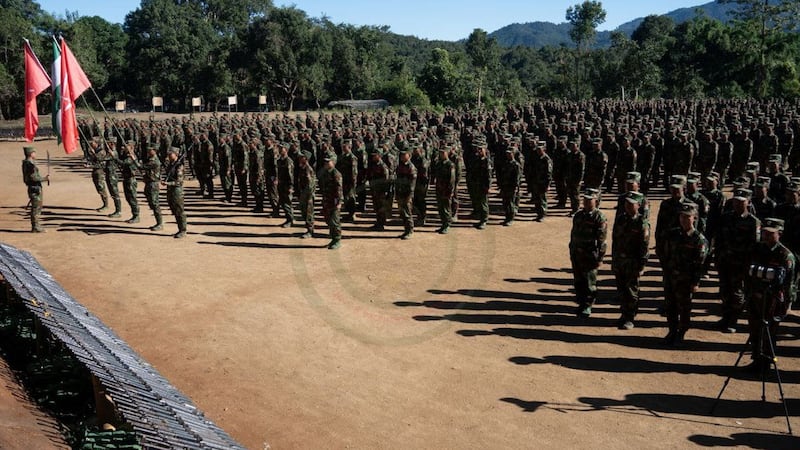 တအာင်းအမျိုးသားလွတ်မြောက်ရေးတပ်မတော် (TNLA) ၏ အထူးတိုက်ခိုက်ရေး စစ်သင်တန်းဆင်းပွဲတွင် TNLA တပ်ဖွဲ့ဝင်များကို ၂၀၂၄ ခုနှစ်၊ နိုဝင်ဘာလ ၉ ရက်နေ့က တွေ့ရစဥ်။ (Telegram/ PSLF/TNLA News)