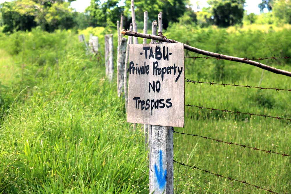 A sign telling locals to stay out of a Chinese-owned construction site. Until recently there were few fences in Efate Island. Photo: RFA